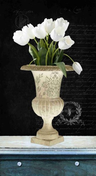 На бирюзовом камоде Белые тюльпаны