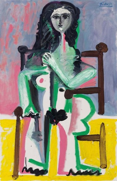 NU ASSIS DANS UN FAUTEUIL