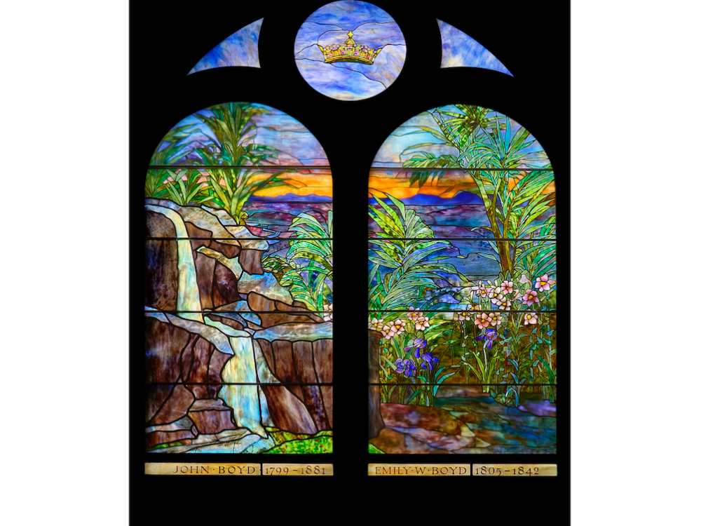 Уникальный витраж от Tiffany Studios, украшавший церковь в Коннектикуте более ста лет, будет выставлен на июньских торгах Christie's с ожидаемой стоимостью до 2 миллионов долларов.