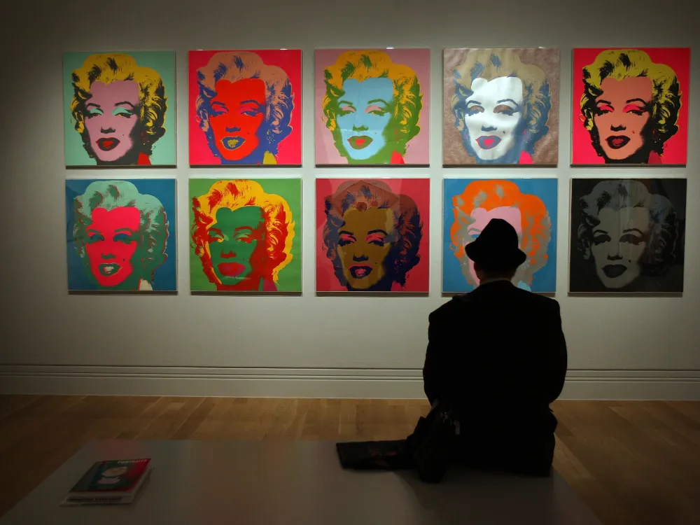 Словно глашатай, Фонд Энди Уорхола возвестил миру имена новых лауреатов гранта для искусствоведов на 2025 год,