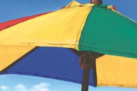 Фрагмент Белый шизлонг под цветным зонтом