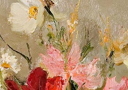 Фрагмент Букет в вазе на фоне бежевой стены