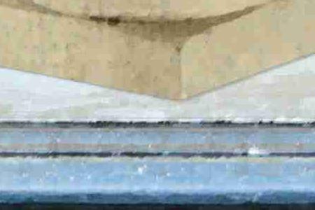 Фрагмент На бирюзовом камоде Белые тюльпаны