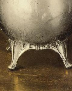 Фрагмент Серебрянный графин с розами