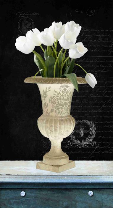 На бирюзовом камоде Белые тюльпаны