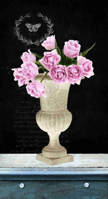 На бирюзовом камоде Розы