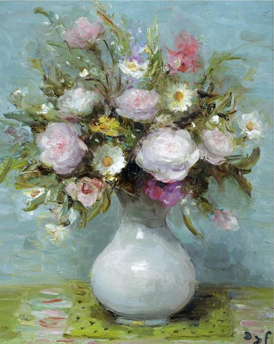 Розы в вазе на голубом фоне